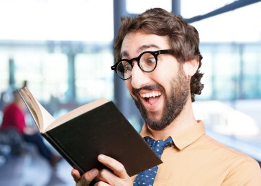 kitap ile deli komik adam