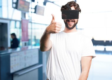 sanal gözlüklü deli adam