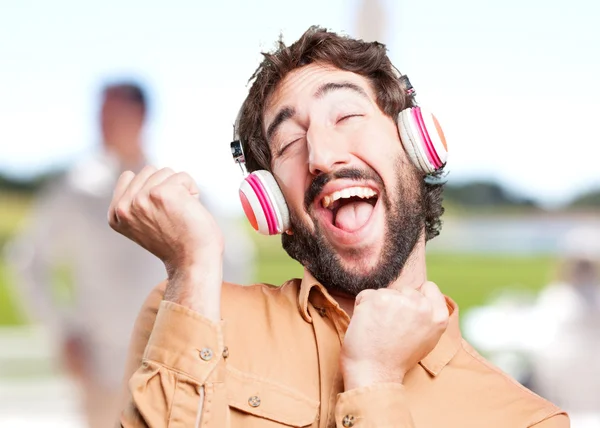 Verrückter lustiger Mann mit Kopfhörern — Stockfoto