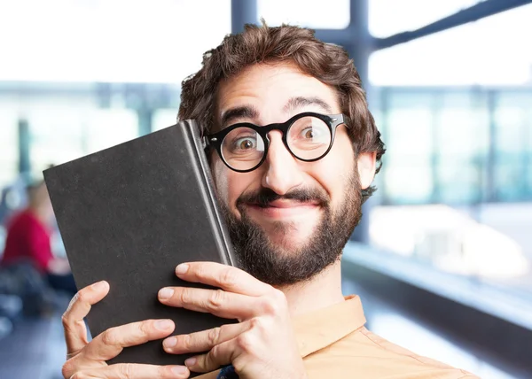 Verrückter lustiger Mann mit Buch — Stockfoto