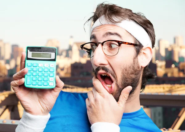 Louco homem de esportes com calculadora — Fotografia de Stock