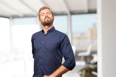 mutlu ifade ile sarışın iş adamı