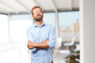 mutlu ifade ile sarışın iş adamı