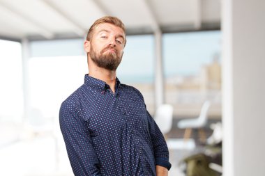 mutlu ifade ile sarışın iş adamı