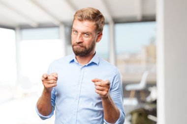 mutlu ifade ile sarışın iş adamı