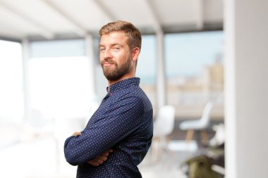 mutlu ifade ile sarışın iş adamı