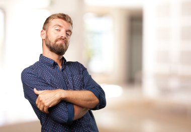 sarışın adam kızgın ifade ile