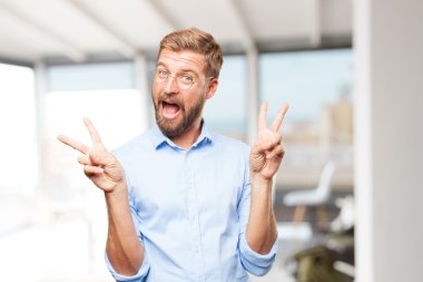 mutlu ifade ile sarışın iş adamı