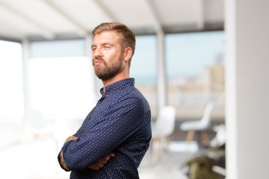 mutlu ifade ile sarışın iş adamı