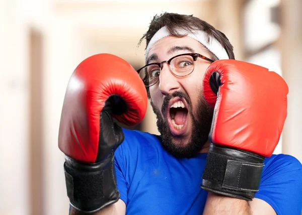 Божевільний спортивний чоловік в боксерських рукавичках — стокове фото