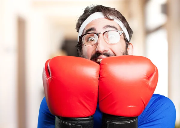 Fou sportif homme en gants de boxe — Photo