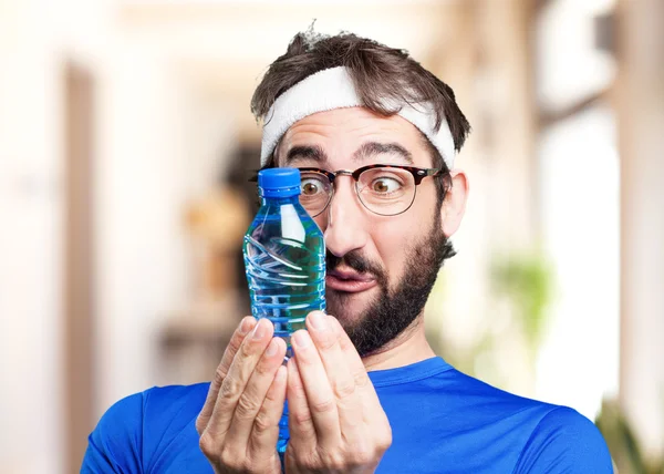 Loco hombre deportivo con botella de agua — Foto de Stock