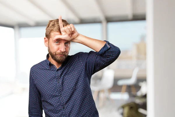 Blonder Geschäftsmann mit glücklichem Gesichtsausdruck — Stockfoto