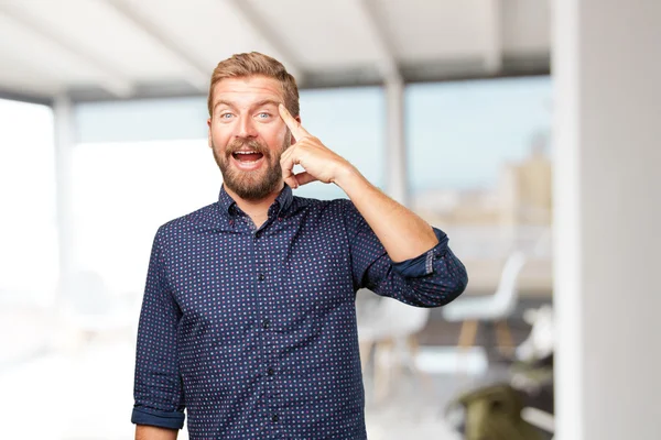 Hombre de negocios rubio con expresión feliz —  Fotos de Stock