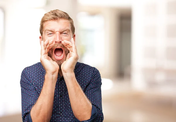 Homme blond avec expression de colère — Photo