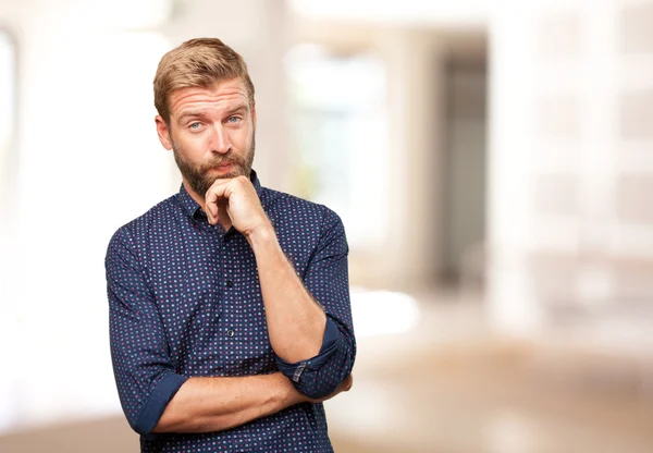 Uomo biondo con espressione arrabbiata — Foto Stock