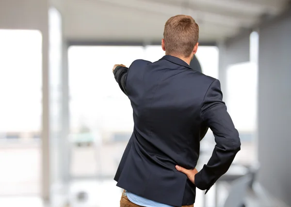 Homem loiro com expressão irritada — Fotografia de Stock