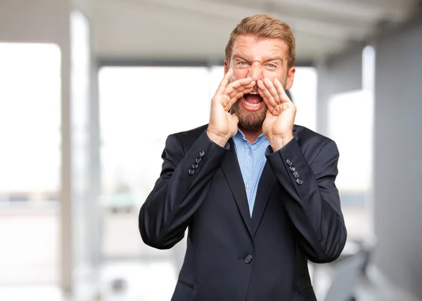 Uomo biondo con espressione arrabbiata — Foto Stock