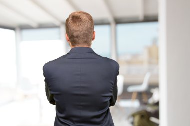 sarışın işadamı geri duran