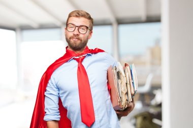 sarışın kahraman adam belgelerle