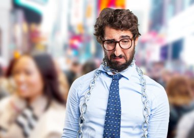 Demir zinciri ile deli iş adamı