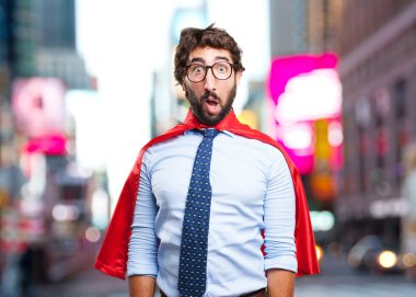 sürpriz ifade ile deli kahraman adam