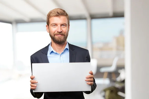 Blonder Geschäftsmann mit weißem Blanko — Stockfoto