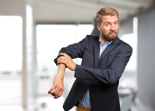 Homem de negócios loiro com expressão irritada — Fotografia de Stock