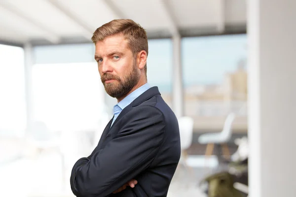 Blonder Geschäftsmann mit glücklichem Gesichtsausdruck — Stockfoto