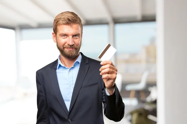 Homme d'affaires blond avec carte de crédit — Photo