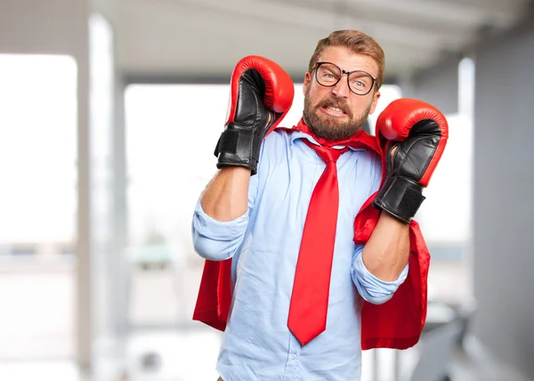 Héroe rubio hombre con expresión enojada — Foto de Stock