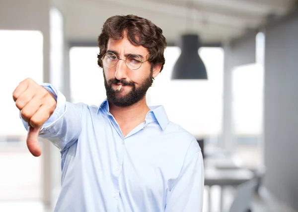 Gek hippie man rookt een sigaret — Stockfoto