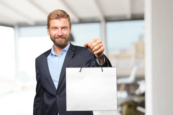 Homem de negócios loiro com saco de compras — Fotografia de Stock