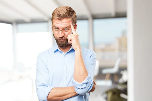 Blonder Geschäftsmann mit glücklichem Gesichtsausdruck — Stockfoto