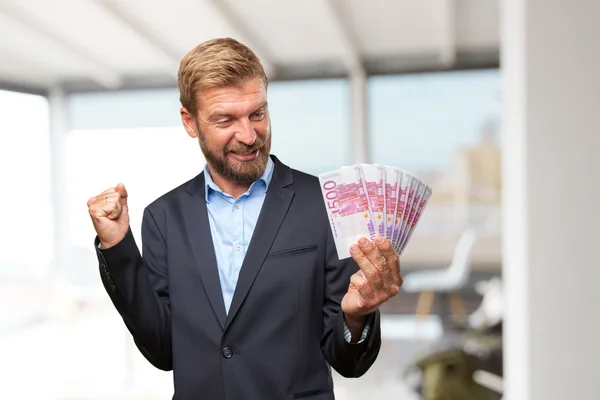 Белокурый бизнесмен с банкнотами — стоковое фото