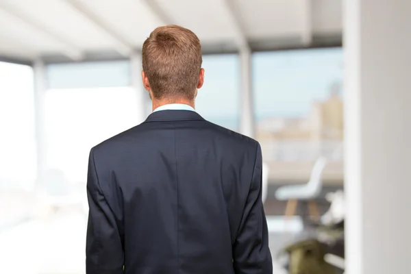 Blonder Geschäftsmann hält sich zurück — Stockfoto