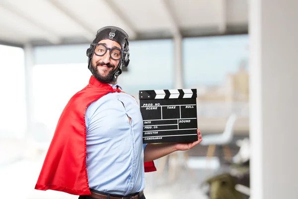 Homme héros fou avec clapperboard — Photo