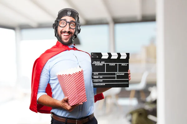 Fou héros homme avec clap conseil et pop-corn — Photo