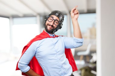 mutlu ifade ile deli kahraman adam