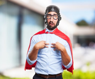 mutlu ifade ile deli kahraman adam