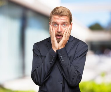 endişeli ifade ile deli iş adamı