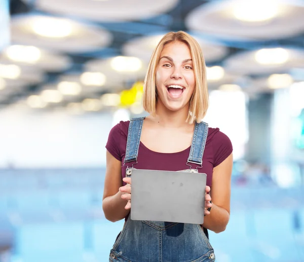 Junges blondes Mädchen mit grauer Karte — Stockfoto