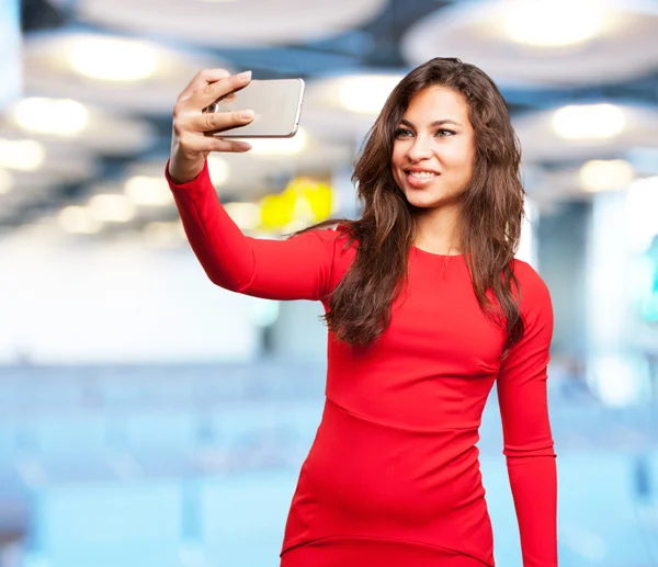 Joven negro chica haciendo selfie — Foto de Stock