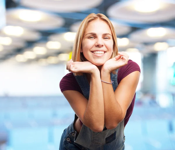 Jovem menina loira com expressão feliz — Fotografia de Stock