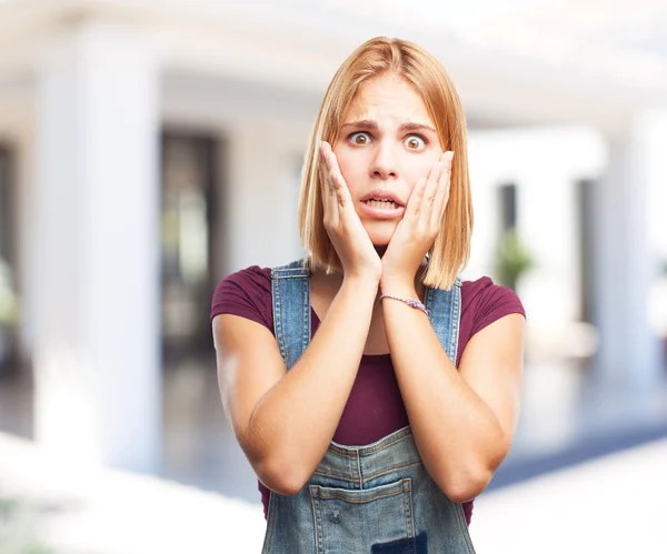 Ragazza bionda con espressione preoccupata — Foto Stock