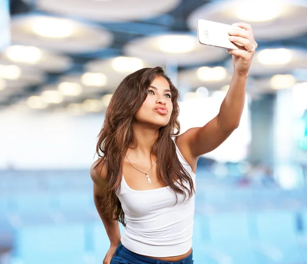 Giovane ragazza nera facendo selfie — Foto Stock