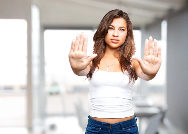 Nero ragazza con arrabbiato espressione — Foto Stock