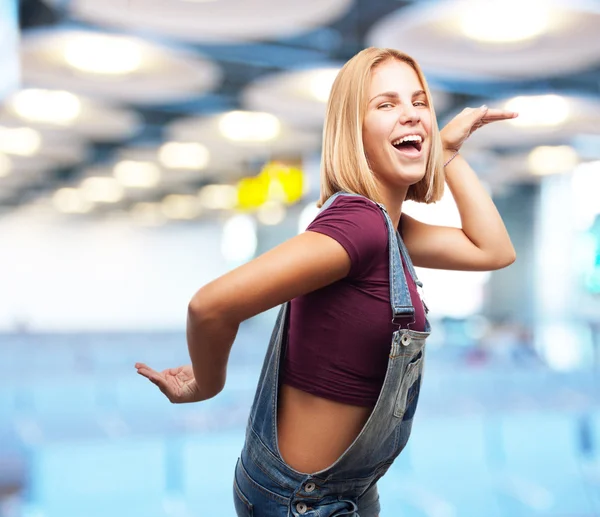 Jovem menina loira com expressão feliz — Fotografia de Stock