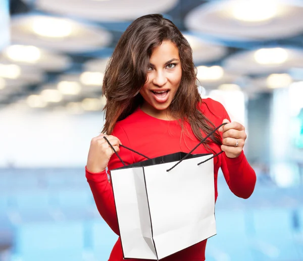 Joven negro chica con bolsa de compras —  Fotos de Stock