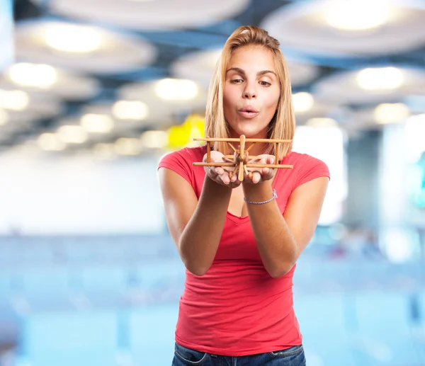 Giovane ragazza bionda con aereo giocattolo — Foto Stock